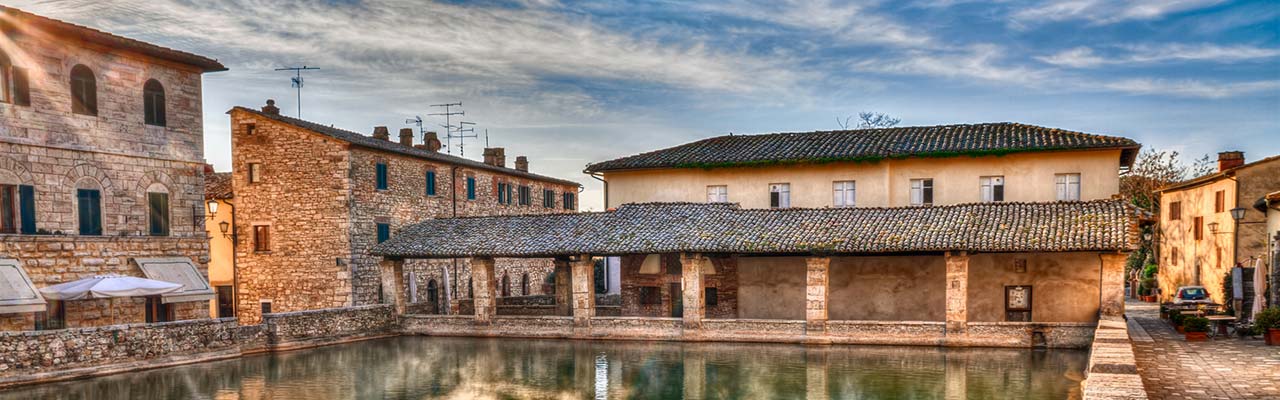 Bondgårdar nära termalbaden i Toscana