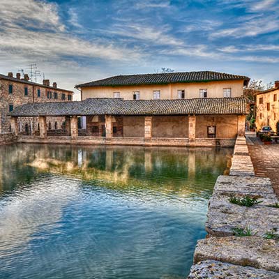 Bondgård nära termalbaden i Toscana